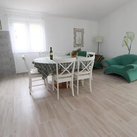 New Spacious Direct On The Apartment *