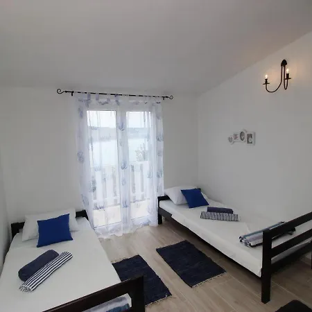 New Spacious Direct On The Seline